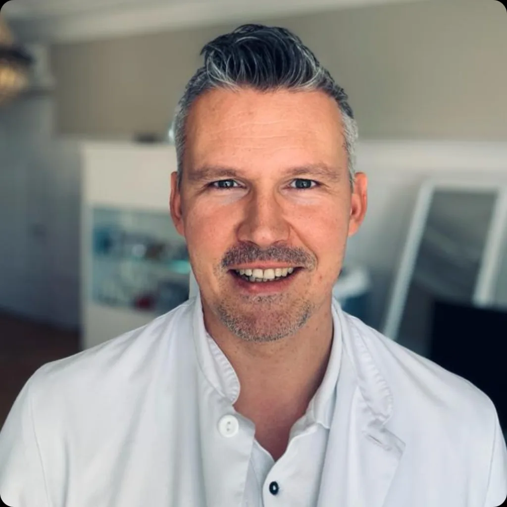 Portrait of Dr. med. Lukas Pindur.